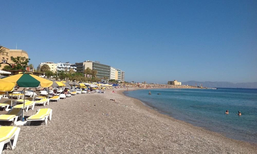 Ρόδος: Μαζική «εξόρμηση» των πολιτών στην παραλία Έλλη
